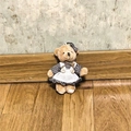 Portachiavi orsetto di peluche marrone chiaro con vestito a quadretti bianchi e neri - Altezza: 10cm / Stile Donna Nero