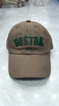 Donkerbruine kinderhonkbalpet met groen Boston borduursel op marmeren achtergrond - Kinderen (2-8 Jaar) / BOSTON Koffie