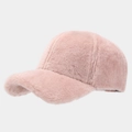 Primer plano de la textura de felpa rosa y costuras de una gorra de béisbol de forro - Ajustable / Rosa
