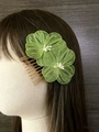 Elegante pettine per capelli da sposa dorato con fiori in tessuto verde e dettagli - Verde Fluorescente