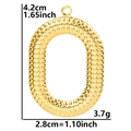 Detailansicht eines goldenen ovalen Anhängers mit Maßen 4.2x2.8cm und Hammerschlag-Textur - Anhänger / Gold