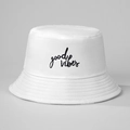 Dettaglio del ricamo nero 'good vibes' su un cappello a secchiello in tela bianca - M / Bianco