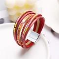 Detailansicht eines böhmischen mehrlagigen Lederarmbands mit Magnetverschluss und Perlen - Rot & Orange Kombi