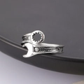 Verstellbarer Schraubenschlüssel-Ring in Retro-Silber mit industrieller Pfeiltextur - Kleine Zangenmodellierung Stil / Antiksilber (DZ-424)