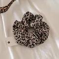 Chouchou imprimé léopard marron avec texture soyeuse et taille de 15 cm - Léopard Clair / Couleur Claire