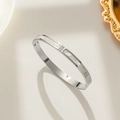 Minimalistischer silberner Armreif mit weißem Muscheleinleger und drei Kristallen - Weißes Perlmutt Dreifach-Diamant Silber (111)