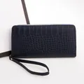 Dunkelblaue lange Damen Geldbörse mit Krokodilprägung und praktischer Handschlaufe - Blau