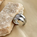 Anello largo traforato in acciaio inossidabile argento lucido su base in pietra naturale - Argento