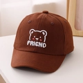 Detalle de gorra de béisbol marrón para niños con bordado de oso y texto FRIEND - 52cm (2-5 Años) / café