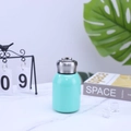 Dettaglio mini borraccia termica verde menta in acciaio 304 su sfondo di marmo - 300ml (Base 316) / Blu