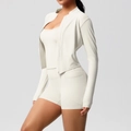 Vue détaillée de l'ensemble de yoga crème avec veste zippée et short taille haute - Ivoire Clair