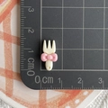 Dettaglio mini forchetta in resina con fiocco rosa e righello che mostra la misura 1,5 cm - Forchetta Fiocco / Beige