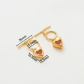 Dettaglio macro del ciondolo a cuore in oro 14k con gemma rosa e misure della chiusura a T - Chiusura OT Cuore Irregolare 18K - 2 Pezzi/Confezione