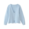 Dettaglio del cardigan in maglia celeste con scollo a V e trama a costine finemente lavorata - S / Top Blu