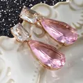 Vista detallada de los pendientes de gota rosa con engaste de oro rosa - Rosa Sakura