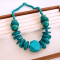 Vue détaillée du collier en perles de bois turquoise avec un grand pendentif géométrique - Collier-Bleu