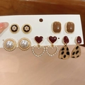 Dettaglio ravvicinato di sei paia di orecchini dorati con perle e resina su cartoncino - Set Mix Oro Bianco Caffè Leopardo (10 Pezzi/6 Paia)