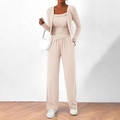 Détail du tissu de l'ensemble trois pièces beige avec cardigan et pantalon large fluide - S / Abricot