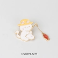 Pin de esmalte de gato blanco pescando con sombrero amarillo, insignia de 3,5 cm - Gato con Sombrero Pescando (Pez Rojo)