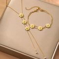Set collana e bracciale con fiori dorati e catena a serpente tonda su seta - Oro