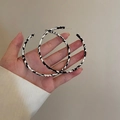 Orecchini a cerchio a C oversize alla moda con trama in pelle a scacchi bianchi e neri - Perno in Argento S925 Intrecciato Bianco e Nero (Grande)
