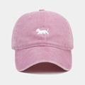 Détail d'une casquette de baseball rose délavée avec broderie chiot blanc et tissu texturé - Rose