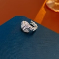 Dettaglio macro dell'anello a serpente in argento con zirconi su base blu testurizzata - Clip per Orecchio Destro Singolo