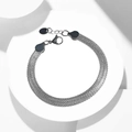 Vista macro del bracciale in maglia d'acciaio al titanio argento con chiusura a moschettone - 03*6 Bracciale Doppio Strato (19CM)