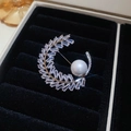 Dettaglio spilla a mezzaluna in argento con perla bianca e zirconi cubici scintillanti - Stile Luna Crescente - Argento (8#)