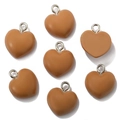 Ciondoli a cuore in resina marrone per gioielli fai da te con anelli in metallo e retro piatto - Cuore con occhiello / caffè