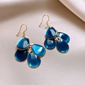 Détail des boucles d'oreilles à pétales bleu foncé sur un fond de soie champagne - 43# Style Goutte Bleu Foncé Multi-couche