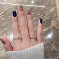 Unghie finte quadrate corte con design galassia blu scuro e dettagli in strass luminosi - Stile Strass Geometrico Blu Profondo (DW33)