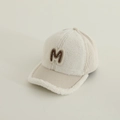 Dettaglio della toppa con lettera M su cappellino in velluto a coste e pile sherpa - 52-54cm 3-8 Anni / Bianco