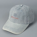 Berretto da baseball in denim sbiadito con ricamo rosso su sfondo grigio pulito - M(56-58cm) / Azzurro