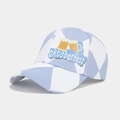 Detail der blau-weiß karierten Oktoberfest Cap mit gesticktem Bierkrug-Aufnäher - Oktoberfest Rautenmuster