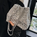 Silberne Pailletten-Eimertasche für Damen mit doppelten Kettenriemen und Glanz - Silber