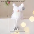 Sitzender weißer nordischer Weihnachtswichtel Plüsch mit Silberstiefeln, 20 cm - Silber/Weiß