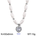 Collar de perlas sintéticas con colgante de corazón de cristal plateado de 43 cm - Plata con piedra transparente (KN283223-SP)