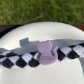 Détail d'une pince à cheveux chat violette avec lettrage doré sur chouchou à carreaux - Chaton - Violet