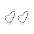 Minimalistische silberne Herz-Ohrringe aus Edelstahl für Damen auf weißem Hintergrund - Silber