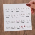 Détail de 20 paires de boucles d'oreilles argentées avec perles et pierres cœur roses - E1698-2