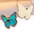 Blaugrüner Emaille-Schmetterling-Anhänger mit Goldrand, Vorder- und Rückseite Details - Bedruckter Blauer Schmetterling (18x19 mm)