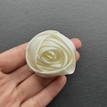 Vue macro d'une broche rose en satin beige avec pétales superposés et texture soyeuse - Petit 4.5CM / Blanc Cassé