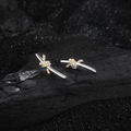 Elegante S925 zilveren knoopoorbellen met gouden accenten en schitterende zirkonia - Witte Strass Contrast Twist Stijl (KDP2082)