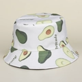 Dettaglio di un cappello da pescatore bianco con motivi di avocado e testo stampato - M (56-58cm) / Avocado Bianco