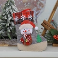 Dettaglio calza di Natale grigia con pupazzo di neve 3D, albero e bordo a quadri rossi - Calza di Natale Pupazzo di neve