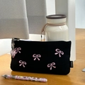 Astuccio nero in tela con ricamo a fiocco rosa e ciondolo a fiocco abbinato - Nero Con Ricamo a Fiocco