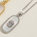 Détail du pendentif en nacre avec zircon rectangulaire et bordure perlée sur cuir - Collier Coquillage Ovale Plaqué Platine