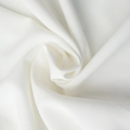 Gros plan détaillé du tissu en sergé blanc avec drapé élégant pour robes d'été - S / Blanc
