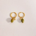 Boucles d'oreilles vintage avec pierre naturelle verte ovale et breloques étoile dorée - Style Pierre Vert Olive Doré (DEK1734)